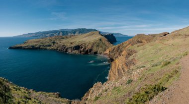 Madeira, Portekiz 'de sakin bir deniz ve kayalar