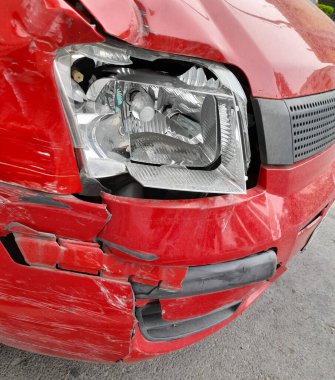 Dükkandaki kırmızı bir arabanın kırık farları.