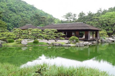 Yazın göl kenarındaki ahşap bir evin alçak açılı görüntüsü.