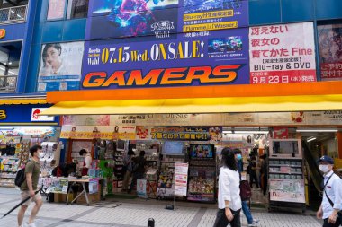 Akihabara, Japonya- 4 Temmuz 2020: İnsanlar Akihabara 'da bir manga dükkanının önünden geçiyor.