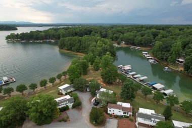 Kuzey Carolina, ABD 'deki Belews Gölü yakınlarındaki evlerin hava görüntüsü