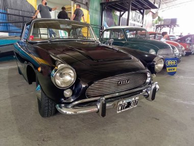 Eski siyah Oto Sendikası DKW 1000 Sp Fissore süper sporu 1960-1970 bir depo avlusuna park edilmiş. Klasik araba şovu..