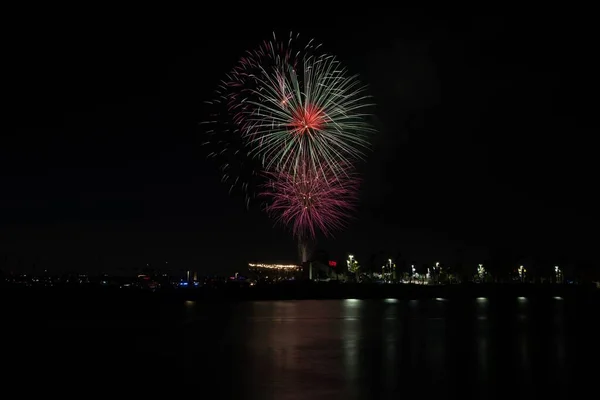 7月4日の休日を祝うために カリフォルニア州ロングビーチのアラミトス湾の水の上に花火を撃つ — ストック写真