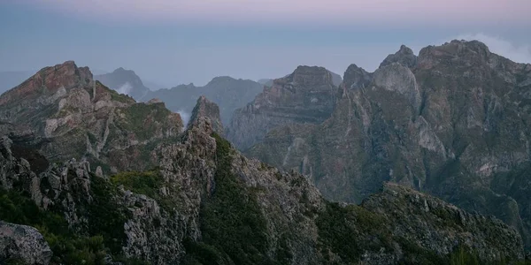 日没時にポルトガルのマデイラ地方の岩山の景観 — ストック写真