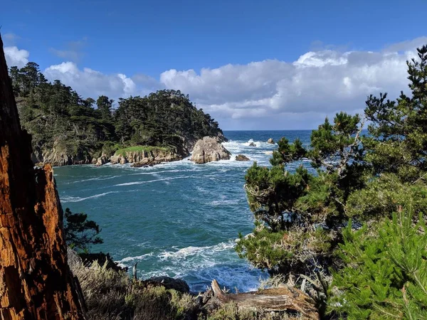 Σημείο Lobos Χερσόνησος Cliffside Ωκεανό Άποψη Συννεφιασμένο Γαλάζιο Ουρανό — Φωτογραφία Αρχείου
