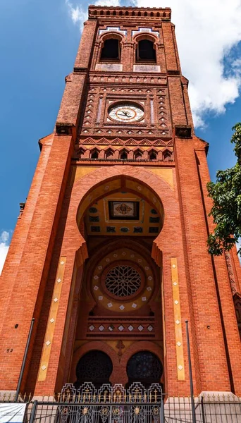 Una Torre Dell Orologio Fatta Con Mattoni Rossi Una Giornata — Foto Stock