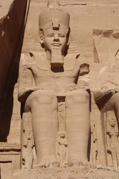 Ebu Simbel Tapınağı Nın Heykelinin Dikey Görüntüsü — Stok fotoğraf