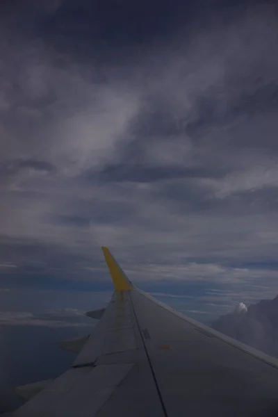 Uma Bela Vista Vertical Asa Avião Céu Azul Nublado — Fotografia de Stock