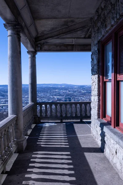 Eine Vertikale Aufnahme Eines Terrassenbalkons Mit Blick Auf Das Sonnige — Stockfoto