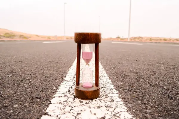 Alarme Time Concept Hourglass Sur Rue Asphalt — Photo
