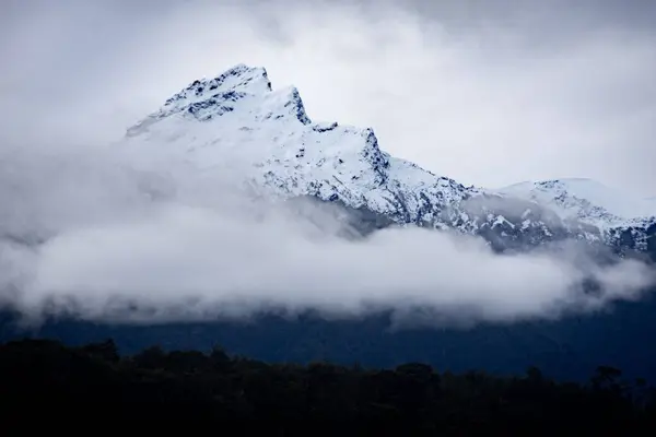 Ein Schöner Blick Auf Einen Riesigen Berg Unter Dem Wolkenverhangenen — Stockfoto