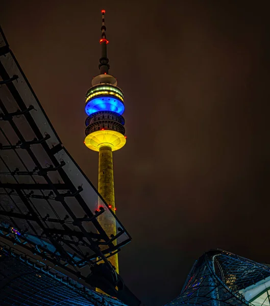 Plano Bajo Ángulo Torre Olímpica Munich Iluminado Con Colores Nacionales — Foto de Stock