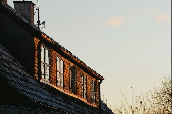 Brown Shingles Roof Wooden House Old Windows Sunset — Stock Photo, Image