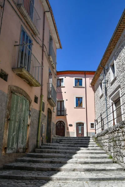 意大利莫利斯地区塞皮诺一个中世纪村庄的一条狭窄街道 — 图库照片