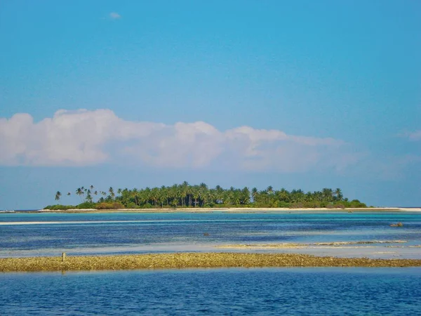 Uma Ilha Tropical Mar Num Dia Nublado — Fotografia de Stock