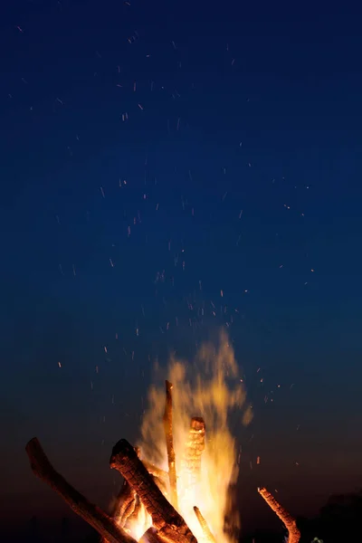 ドイツ ハンブルクのエルベ ビーチで日没時にイースター たき火 — ストック写真