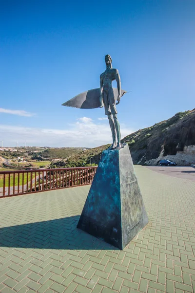 Статуя Серфера Пляжі Ribeira Dilhas World Surf Reserve Ерікайра Португалії — стокове фото