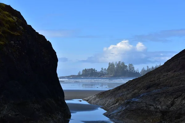 位于加拿大不列颠哥伦比亚省托菲诺市的一个岩石海滩 在多云的蓝天下与海浪相映成趣 — 图库照片