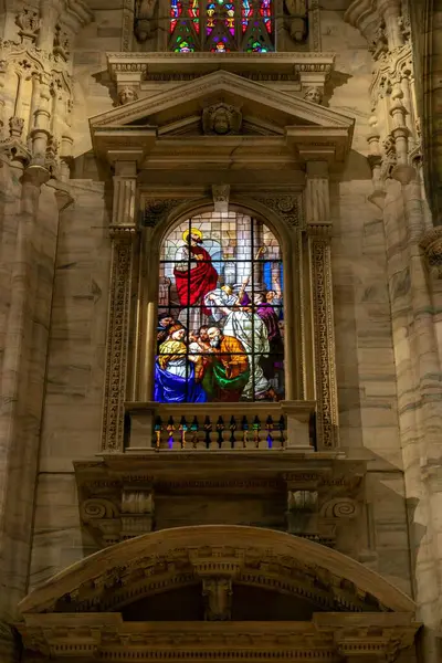 Egy Gyönyörű Színes Ablak Milánói Katedrálisban — Stock Fotó