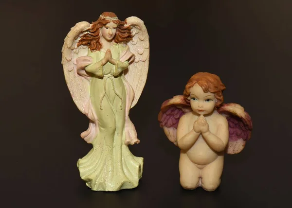 Eine Keramik Dame Und Ein Baby Engel Isoliert Auf Schwarzem — Stockfoto