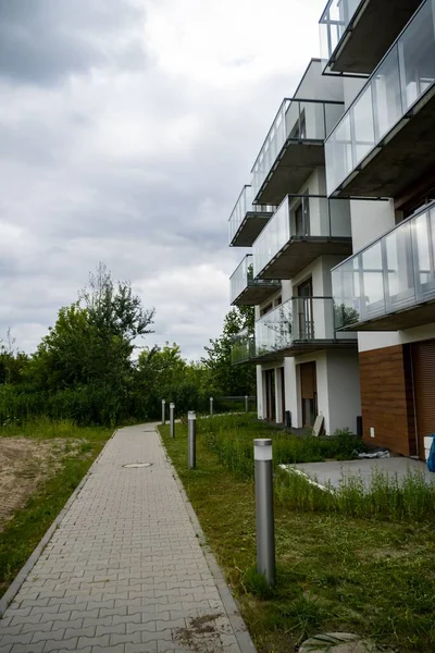 Una Vista Verticale Piccolo Sentiero Accanto Moderno Condominio Con Balconi — Foto Stock