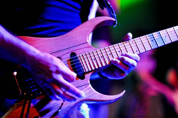 Крупним Планом Людські Руки Грають Гітарі — стокове фото