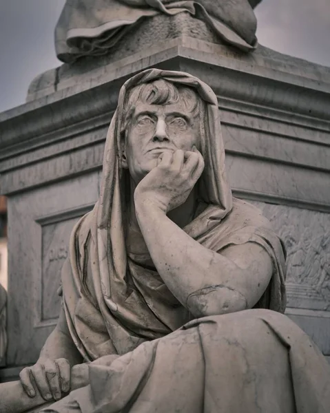 Eine Vertikale Nahaufnahme Der Statue Von Dante Alighieri Schiller Denkmal — Stockfoto