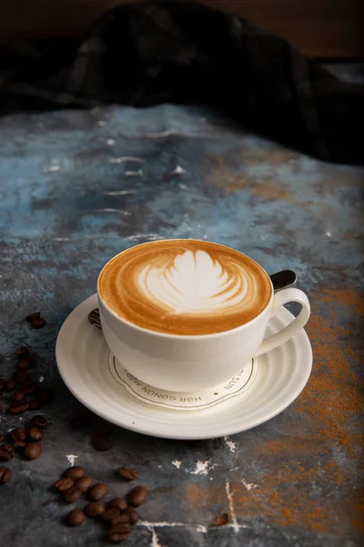 Eine Vertikale Aufnahme Eines Latte Einer Weißen Kaffeetasse Und Kaffeebohnen — Stockfoto