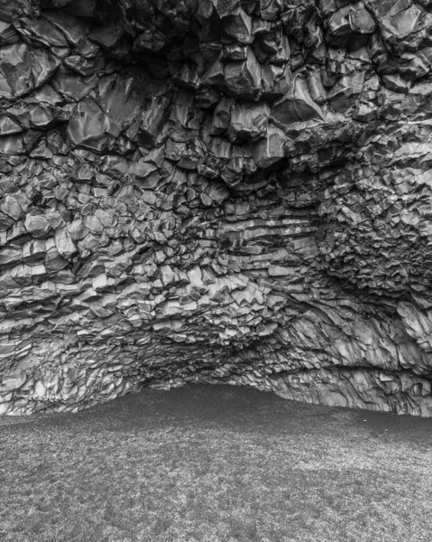 Zlanda Bazalt Taş Duvarlı Bir Mağaranın Dikey Siyah Beyaz Görüntüsü — Stok fotoğraf