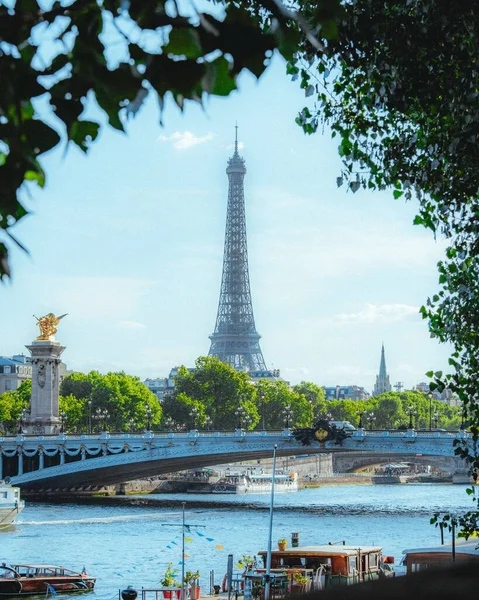 Plano Vertical Una Torre Eifel Puente París Verano —  Fotos de Stock