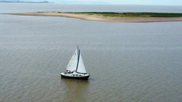 Een Zeilboot Heldere Oceaan Een Zonnige Dag — Stockfoto