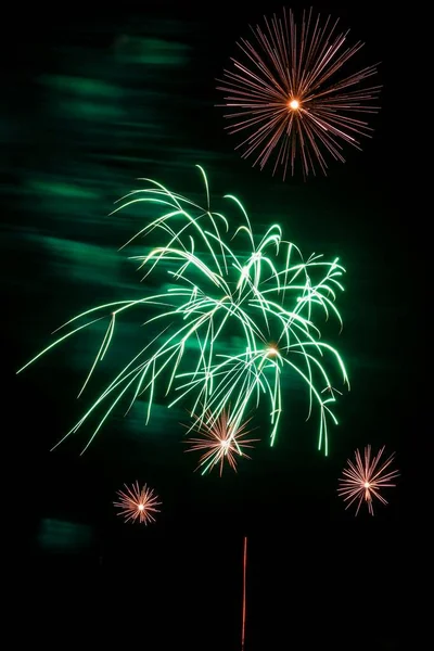 夜空に対する花火の爆発 お祝いの花火からの光の光線 — ストック写真