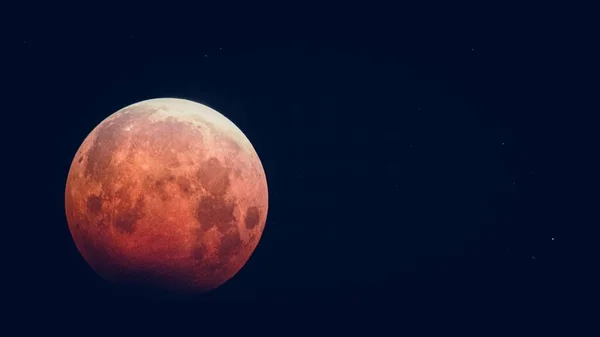 在漆黑的夜空中 血红色月亮的美丽镜头 — 图库照片