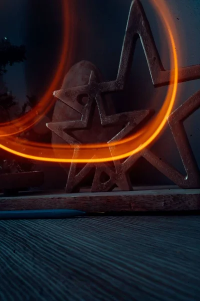 Ateş Izi Olan Bir Masada Yakın Plan Metal Yıldızları — Stok fotoğraf