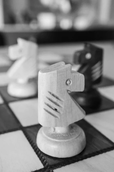 Ett Gråskaleskott Schackpjäser Ombord — Stockfoto