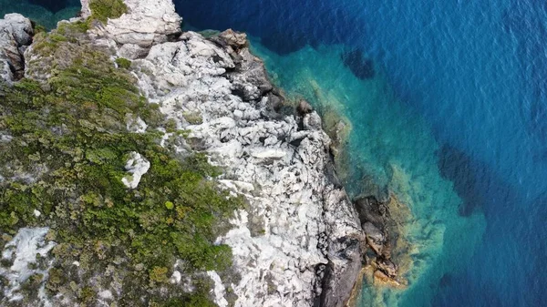 Вид Воздуха Бирюзовое Море Возле Скалистого Побережья Покрытого Зеленью Греции — стоковое фото