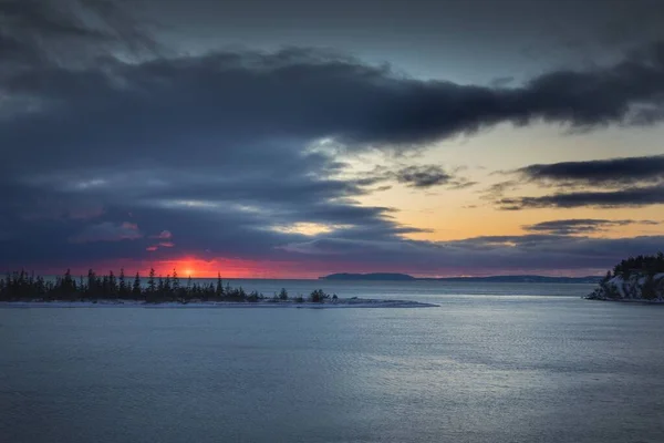 Piękny Widok Wodę Podczas Zachodu Słońca Horyzontem Małym Lądem — Zdjęcie stockowe