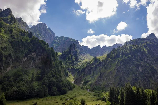 Vadisi Nde Mavi Gökyüzüyle Güzel Bir Dağ Manzarası — Stok fotoğraf