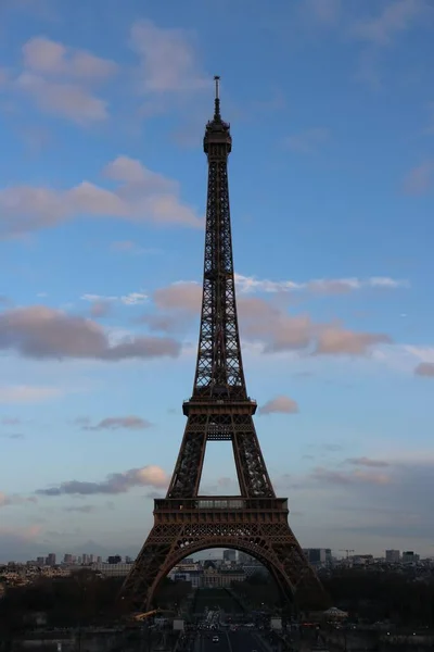 Pionowe Ujęcie Pięknej Wieży Eiffla Wieczorem Paryżu Francja — Zdjęcie stockowe