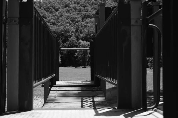 Washington Pennsylvania Daki Oyun Parkındaki Tahta Köprünün Gri Tonlu Bir — Stok fotoğraf
