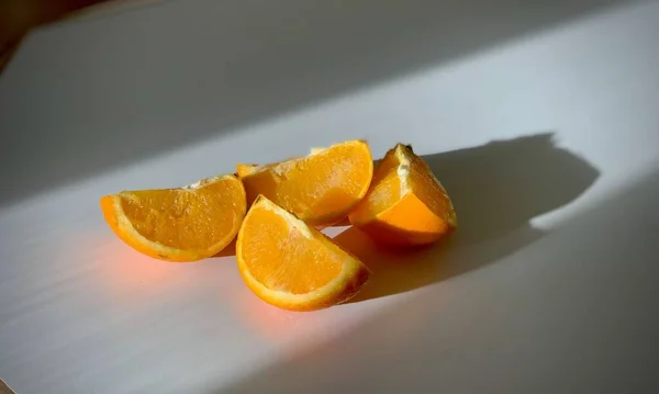 Uma Fruta Laranja Cortada Mesa — Fotografia de Stock