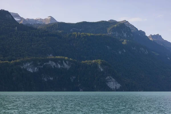 Eine Ruhige Küste Und Felsige Berglandschaft Einem Sonnigen Tag — Stockfoto