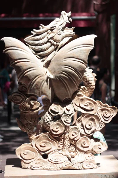 Plan Vertical Une Sculpture Asiatique Pierre Forme Dragon — Photo