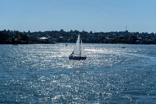 Pequeno Barco Masted Que Cruza Mar Com Ondas Calmas Dia — Fotografia de Stock