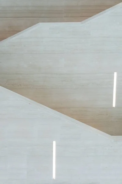 Vertikální Záběr Mramorové Stěny Tenká Světla Interiéru Moderní Architektury — Stock fotografie