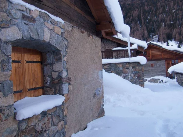 法国上萨伏伊Vallorcine冬季屋顶积雪的房屋景观 — 图库照片