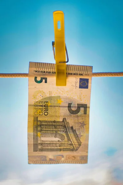Uma Nota Euros Pendurada Uma Corda Com Espin Lavagem Dinheiro — Fotografia de Stock