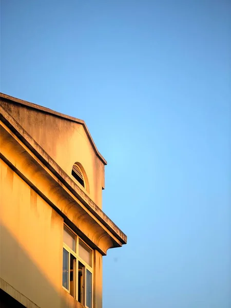 Bulutsuz Mavi Gökyüzüne Karşı Altın Saatinde Bir Evin Alçak Açılı — Stok fotoğraf