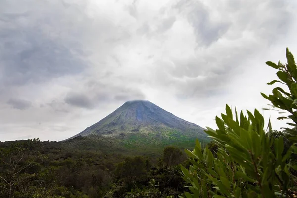 云天背景下的哥斯达黎加Arenal Volcano风景 — 图库照片