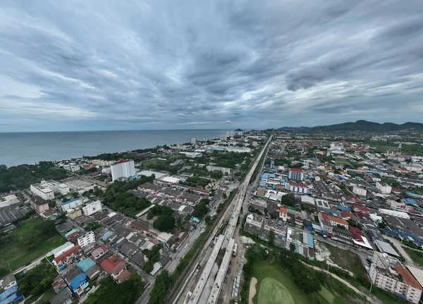 Tayland 'ın Hua Hin bölgesinde bulutlu bir günde binaların ve okyanusun havadan çekilmiş görüntüsü.